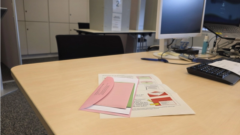 In der Briefwahlstelle: Für beide Stichwahlen liegen inzwischen alle erforderlichen Unterlagen vor. (Foto: tau)