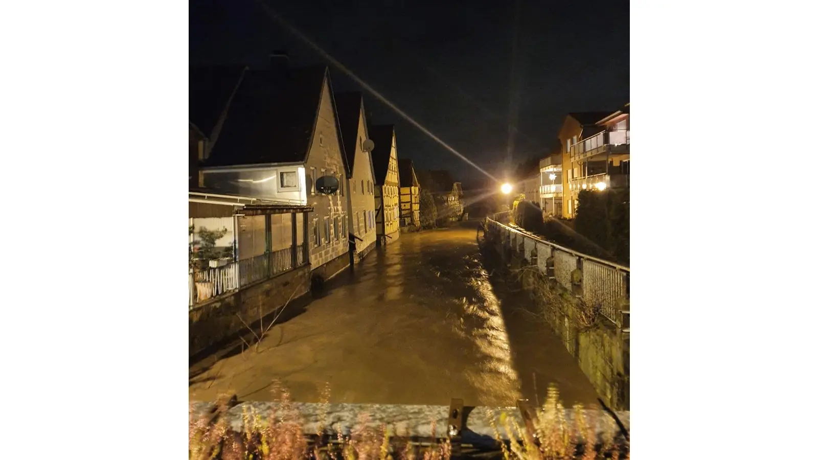 Die Aue gestern Abend im Bereich der Julius-Rodenberg-Schule. (Foto: privat)