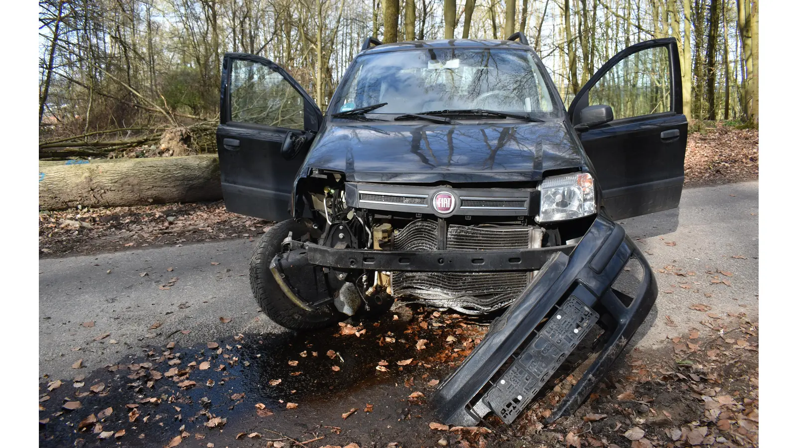Mit einem wirtschaftlichen Totalschaden ist das Auto der Unfallverursacherin aus dem „Harrl” abgeschleppt worden. (Foto: red)