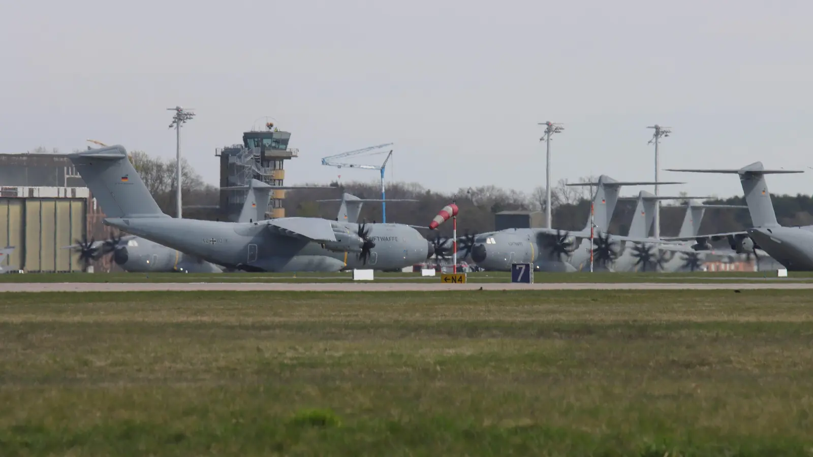 Viel Betrieb: Eine Übung mit mehreren Maschinen. (Archivbild: tau)