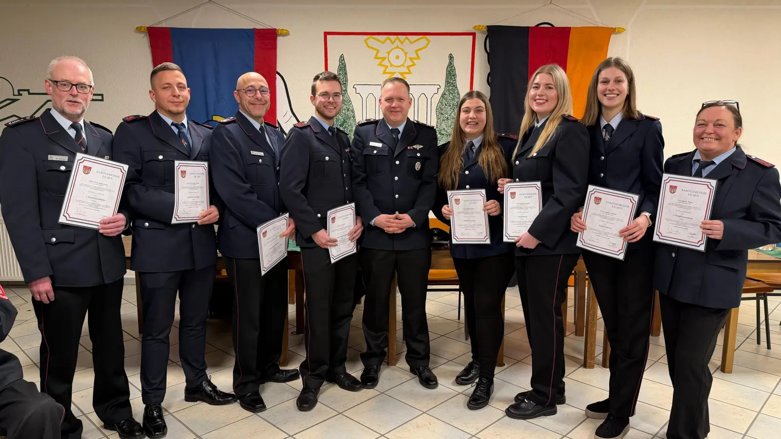 v.l.n.r: Dirk Möllerfeld, Maximilian Böker, Marcus Struckmeier, Justin Back, Ortsbrandmeister Karsten Lindemeier, Emilie Röbke, Noreen Reisdorf, Amelie Möller, Sandra Blath. (Foto: privat)