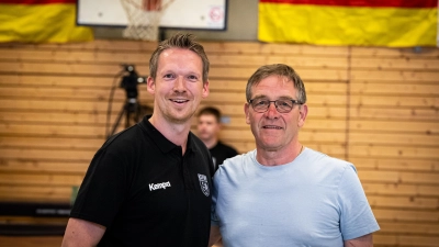 Zu Gast in Wunstorf: GIW-Jugendkoordinator Sven Gennburg (li.) begrüßt Handball-Bundestrainer Alfred Gislason. (Foto: Mona Falkenberg)