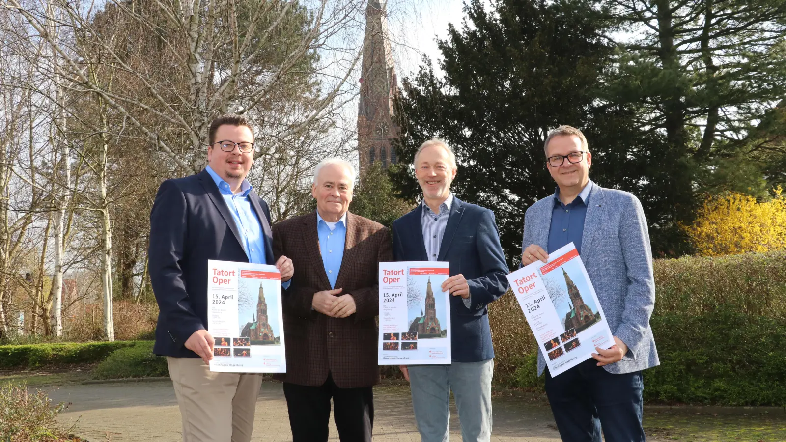 Sie laden zum einzigartigen Opernabend ein (v.li.): Lennart Wilkening, Klaus-Dieter Drewes, Pastor Cord Wilkening und Jörg Nitsche.  (Foto: gi)