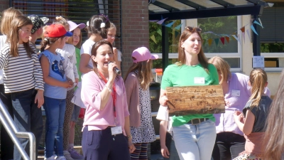 Begrüßung und Dank durch die Vorsitzenden des Fördervereins: Annette Ernst und Tanja Gildenstern. (Foto: gk)