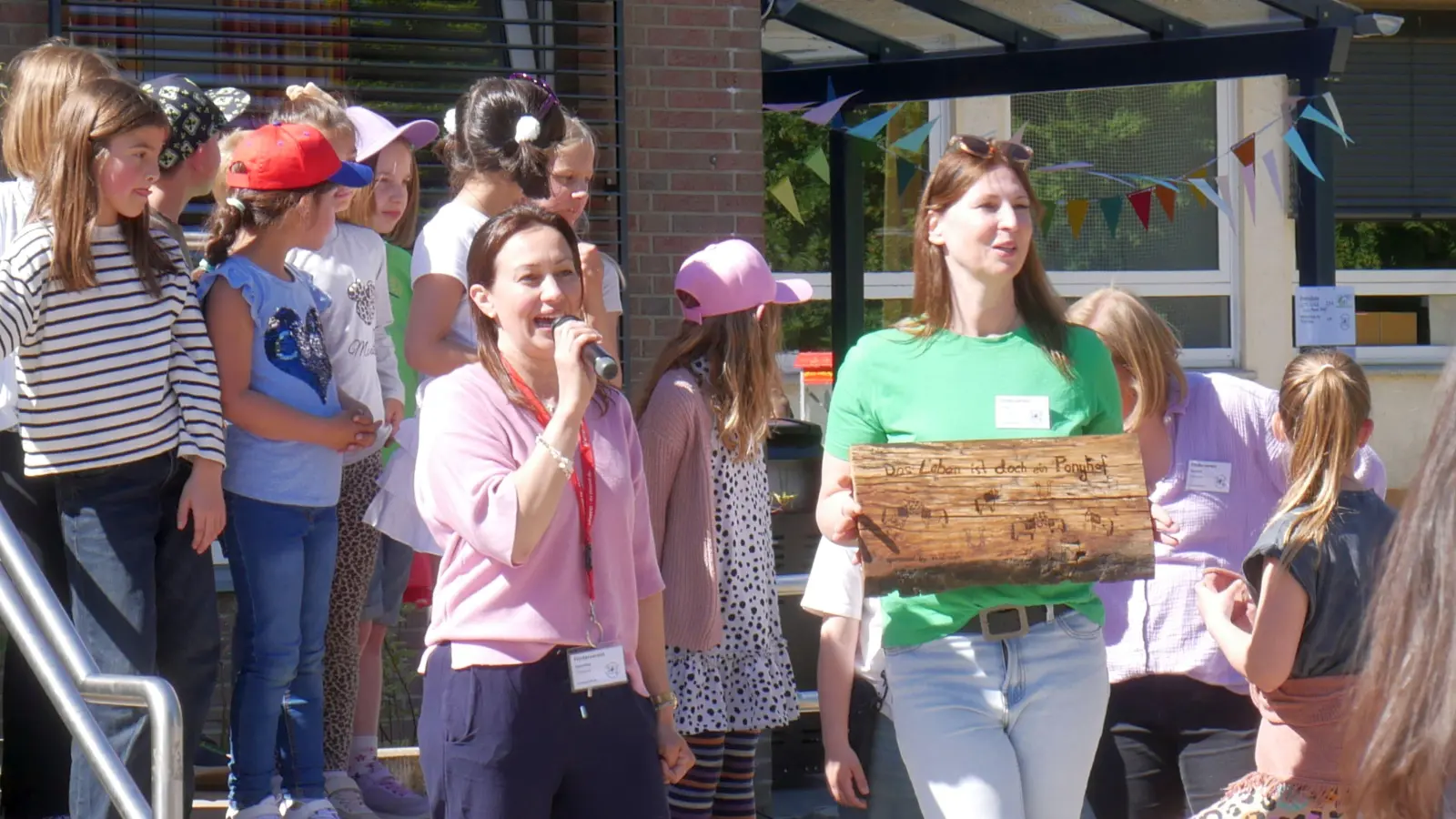 Begrüßung und Dank durch die Vorsitzenden des Fördervereins: Annette Ernst und Tanja Gildenstern. (Foto: gk)