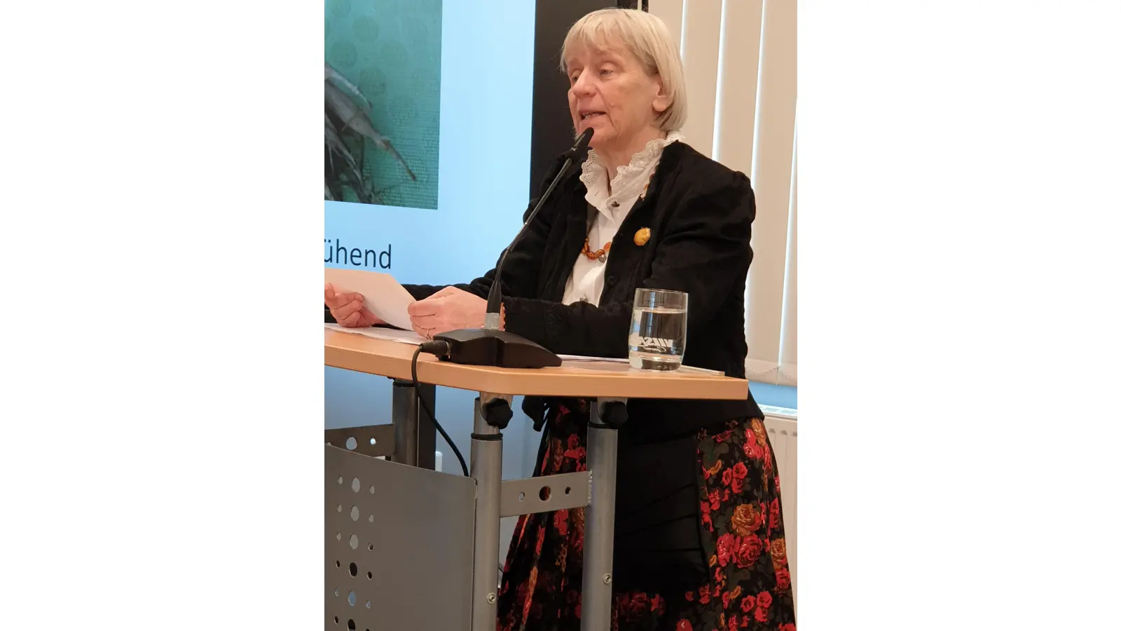 Dr. Marianne Kopp, 1. Vorsitzende der Agnes-Miegel-Gesellschaft bei ihrem Vortrag. (Foto: Annemete von Vogel)