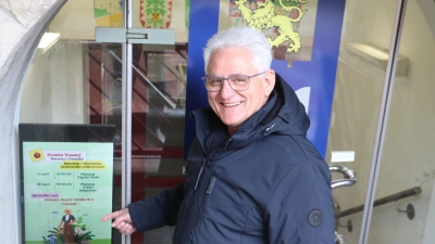 Im Eingangsbereich: Dieter Kohser zeigt auf einen der beiden Monitore.  (Foto: gi)