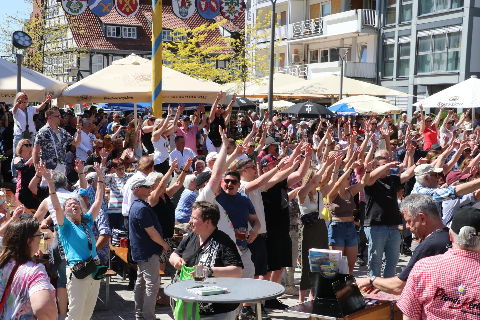 Die „Welle“ auf dem Maifest in der Innenstadt.  (Foto: gi)