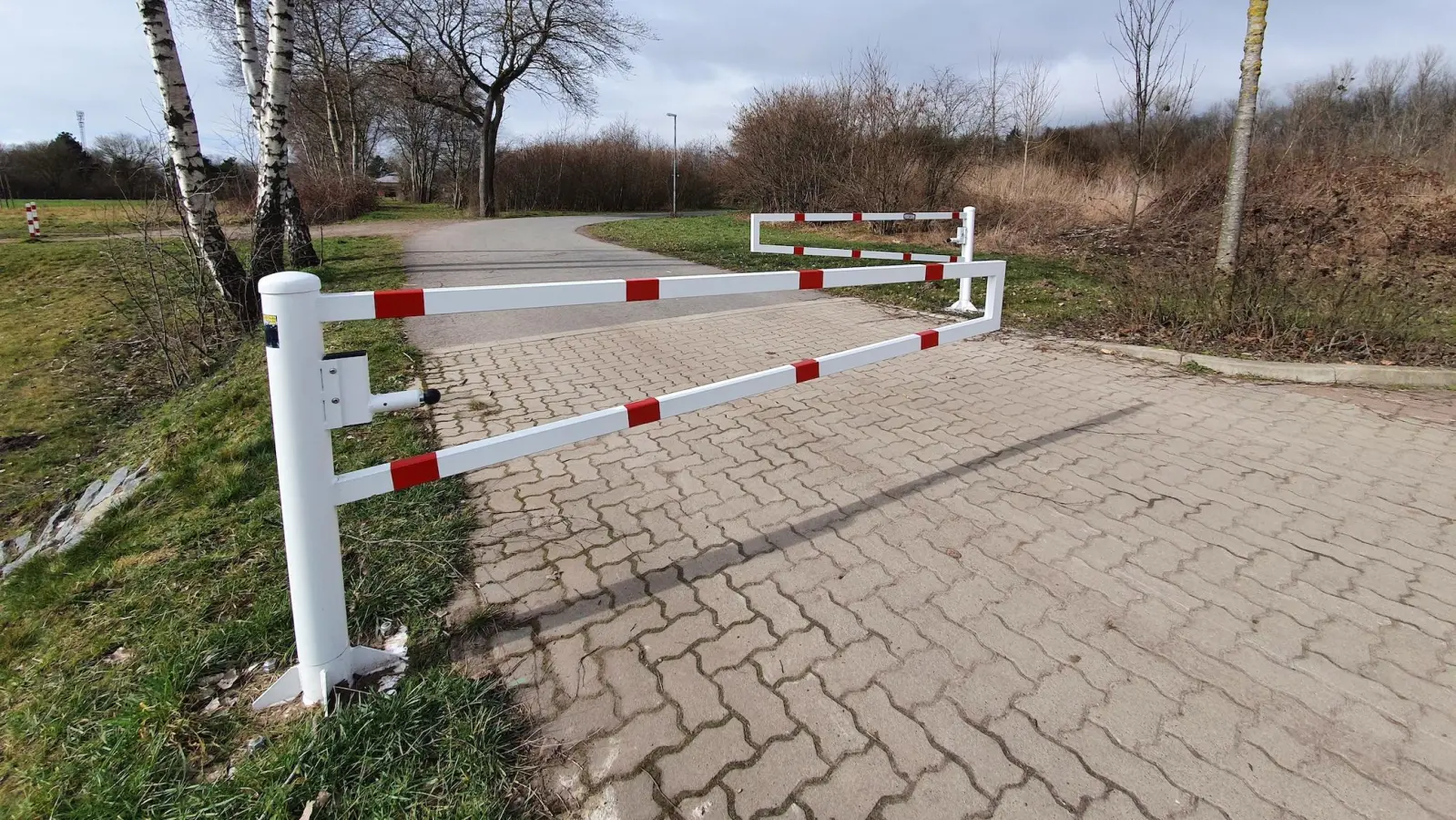 Wird wieder für einige Zeit gesperrt: Der westliche Bereich der Willi-Langhorst-Straße in Richtung Hallenbad.  (Foto: tau)