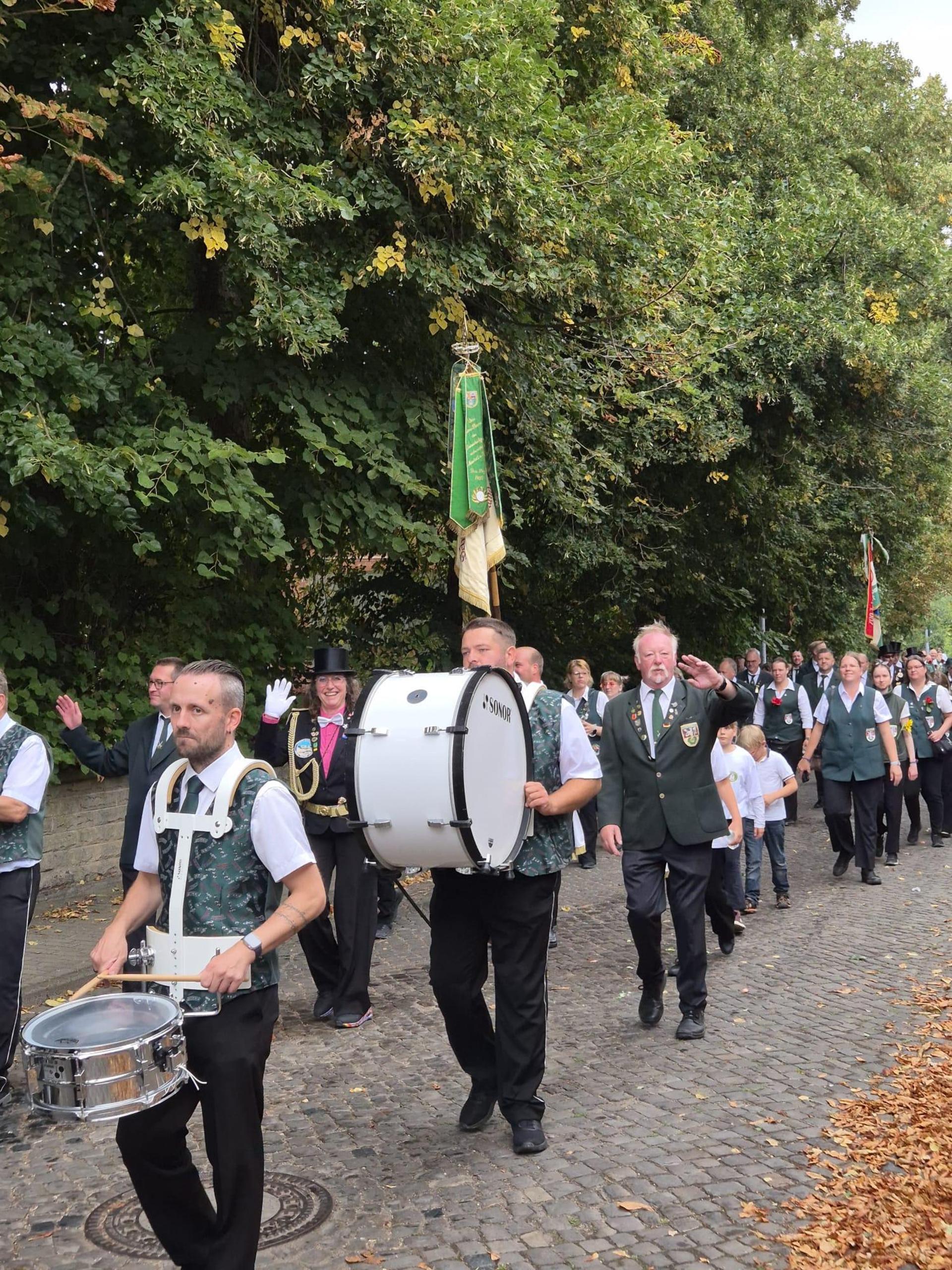 Großer Festumzug: Mit musikalischer Begleitung durch das Dorf. (Foto: privat)