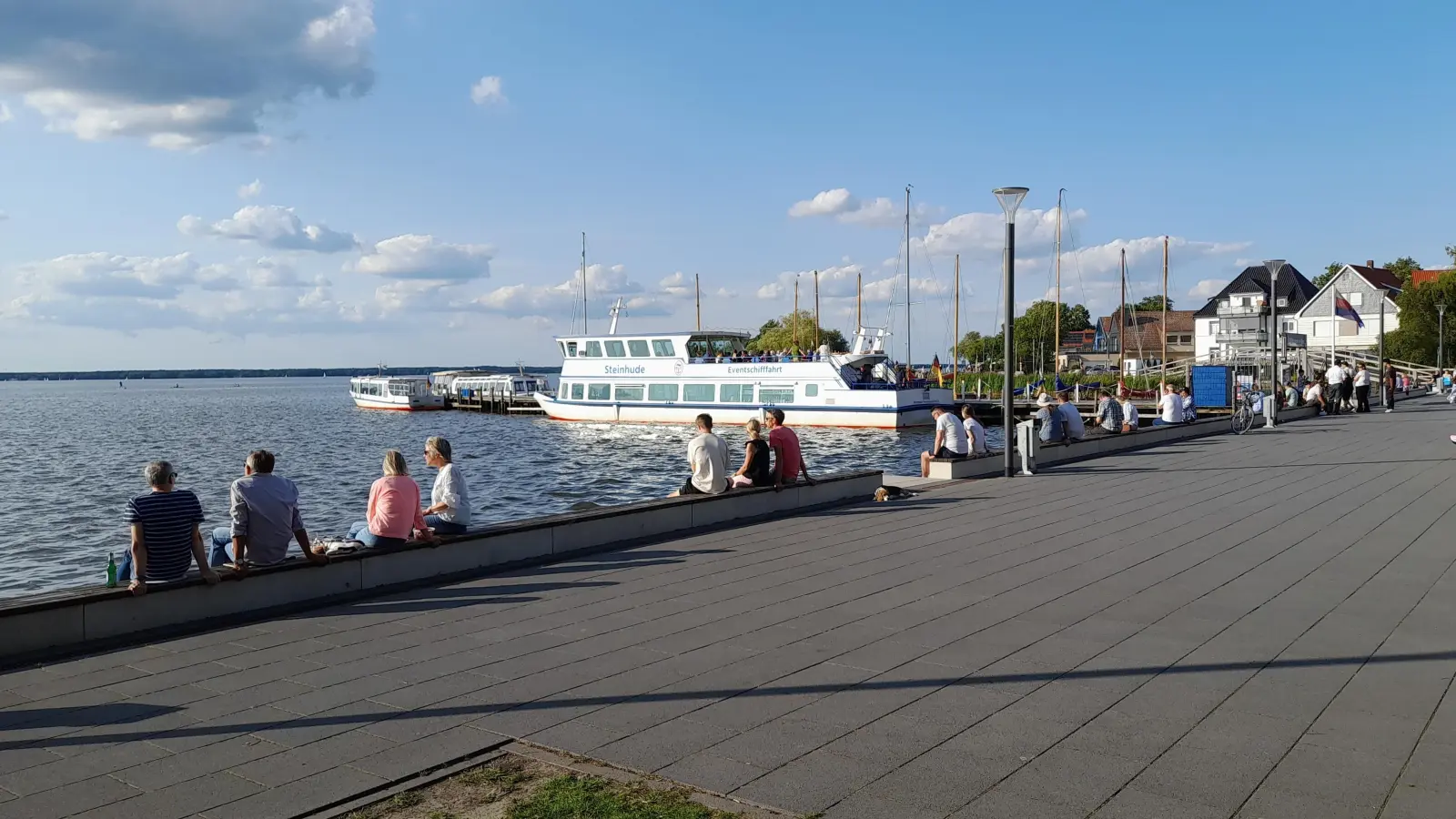 Beliebtes Ausflugsziel: Erholungssuchende an der Steinhuder Promenade  (Foto: wb)