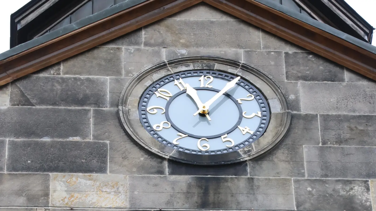 Sticht mit Blattgold besonders hervor: Eine der beiden Kirchturmuhren. (Foto: gi)
