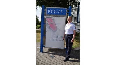Nadine Steuer am Hinweisschild an der Vornhäger Straße. (Foto: ab)