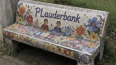 So könnte sie aussehen: Die Plauderbank aus Mosaiksteinen.  (Foto: KI generiertes Bild)
