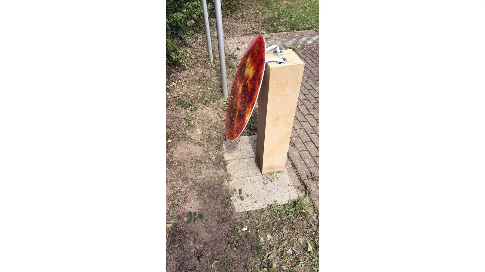 Die Darstellung der Sonne, Ausgangspunkt des Planetenweges, zerstört. (Foto: gk)