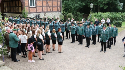 Stillgestanden: Der Zapfenstreicherzug im Schlosshof.  (Foto: gi)