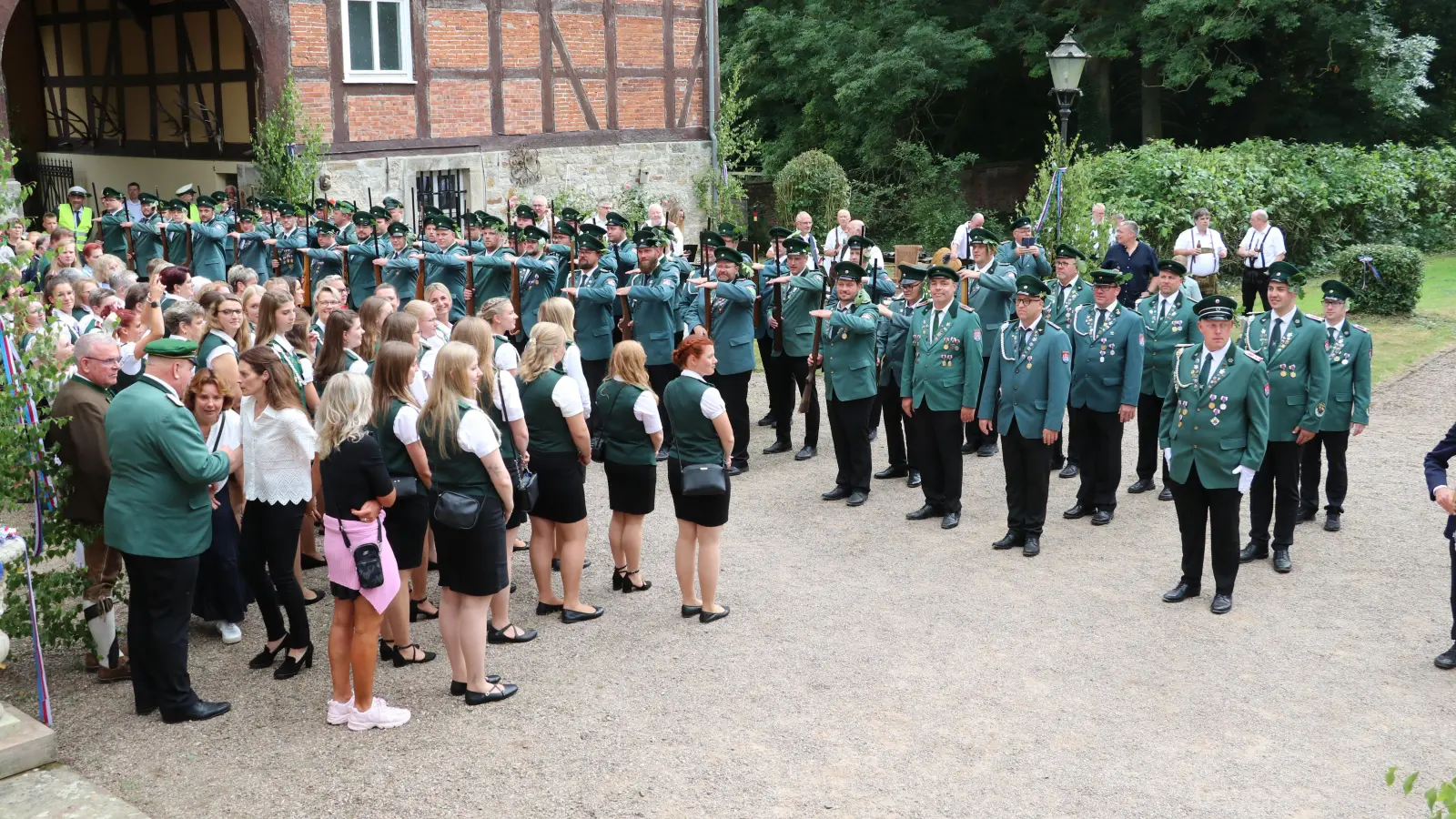 Stillgestanden: Der Zapfenstreicherzug im Schlosshof.  (Foto: gi)