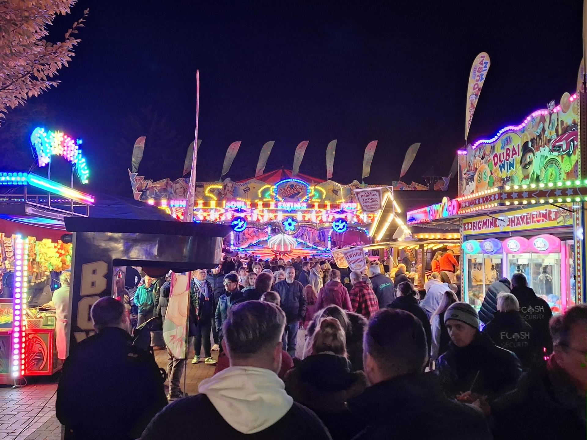 Rund um die Berg- und Talbahn war es am Abend ebenfalls gut gefüllt. (Foto: ds)