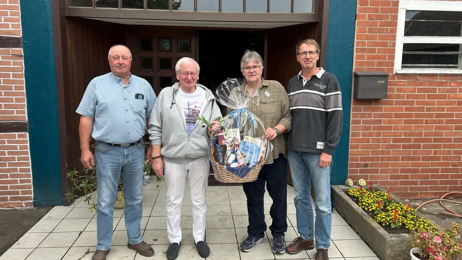 Mit Präsentkorb (v.li.): Dieter Lürssen, Gerd Rust, Volker Ohlhagen und Martin Büsselberg. (Foto: privat)