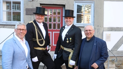 Sie laden zum städtischen Schützenfest ein (v.li.): Bürgermeister Carsten Piellusch, Adjutant Nils Thöldtau, Kommandeur Leon Troschke und Arbeitskreis Schützenfest-Vorsitzender Thomas Silbermann. (Foto: gi)