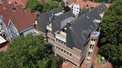 Von oben: Das Gebäude der ehemaligen Stadtsparkasse Wunstorf. (Foto: tau)