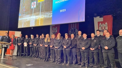 Die Ehrenamtlichen aus den Wehren erhalten die Hochwasser-Ehrennadeln des Landes Niedersachsen als dankbare Anerkennung für außergewöhnliche Hilfeleistung. (Foto: ste)