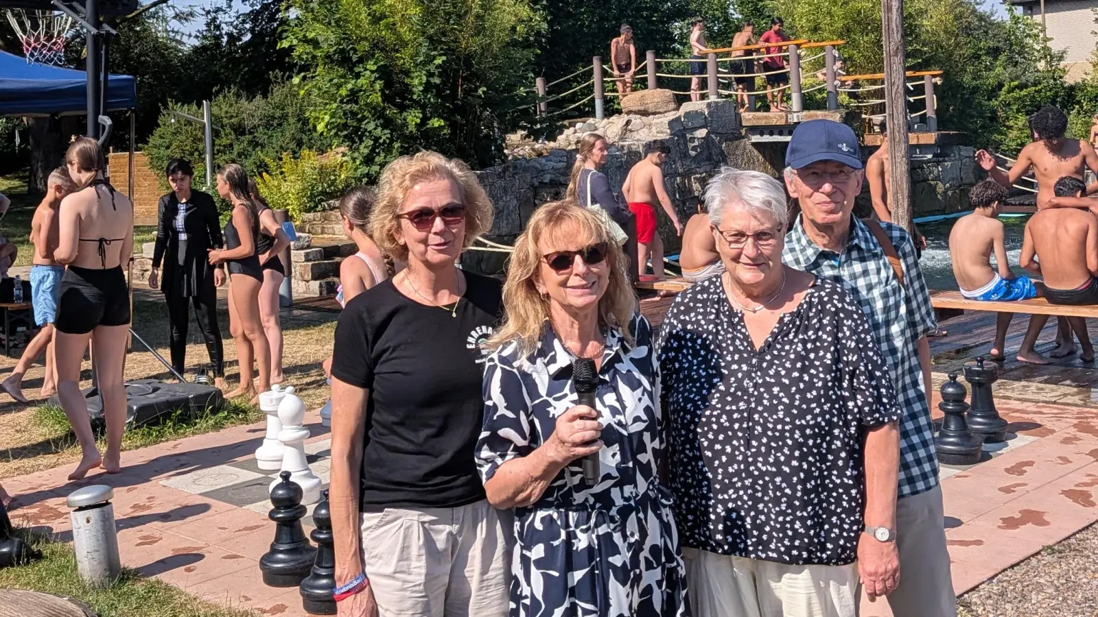 Im NaturErlebnisBad (v.li.): Andrea Bodenstein, Helga Radtke, Ursula Herbst und Reinhard Gräpel. (Foto: privat)