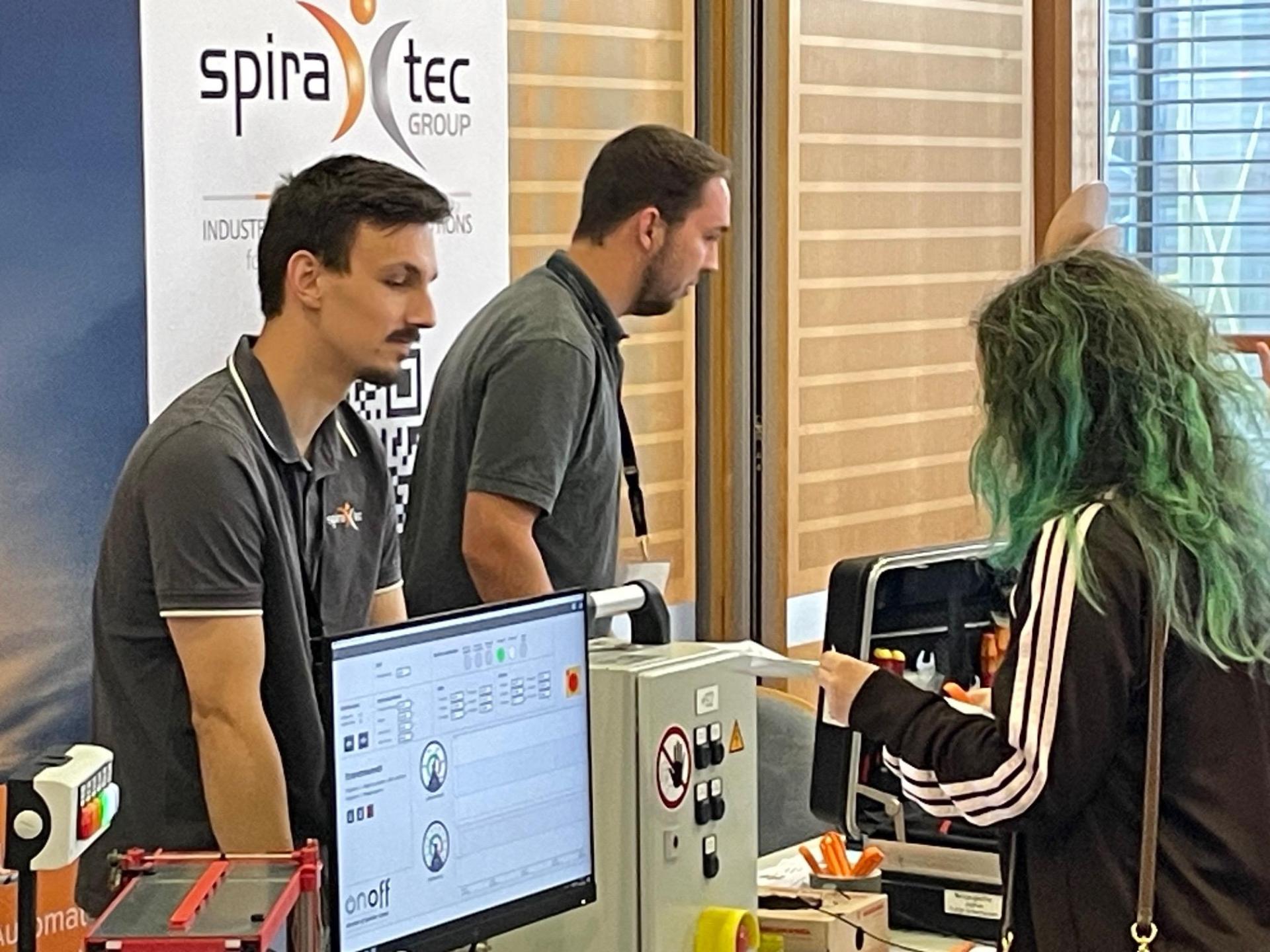 Austausch: Messestand der Firma SpiraTec aus Wunstorf. (Foto: privat)