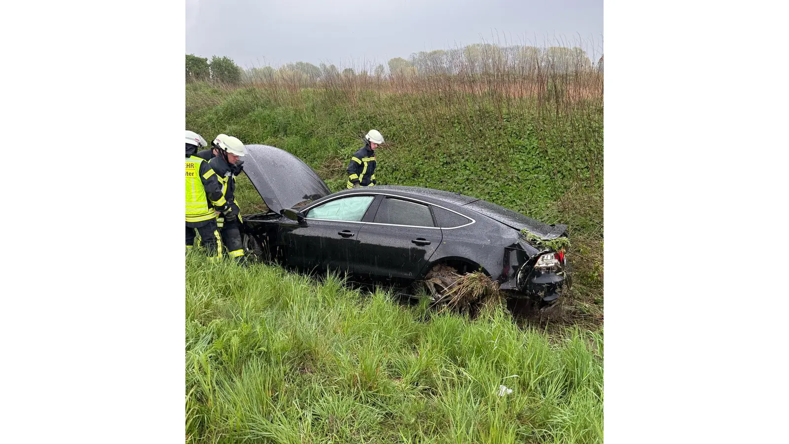 Das Fahrzeug lag im Seitenbereich der A2. (Foto: Feuerwehr)
