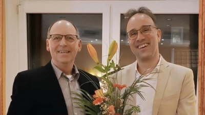 Präsent übergeben: Der stellvertretende Vorsitzende des SPD-Samtgemeindeverbandes, Jürgen Hensel (li.), gratuliert Heiko Monden zu seiner Nominierung.  (Foto: privat)