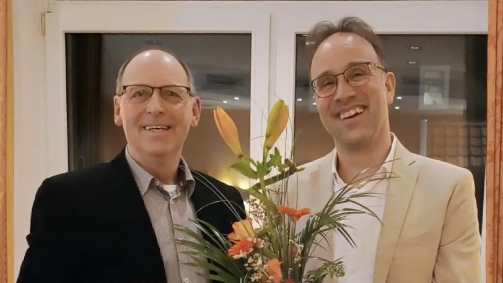 Präsent übergeben: Der stellvertretende Vorsitzende des SPD-Samtgemeindeverbandes, Jürgen Hensel (li.), gratuliert Heiko Monden zu seiner Nominierung.  (Foto: privat)