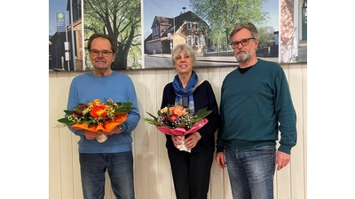 Der Sprecher des Vereinskomitees Horst Koopmann überreicht Blumen zum Abschied an Monika Wehl und an Friedrich Lambrecht (von rechts). (Foto: privat)