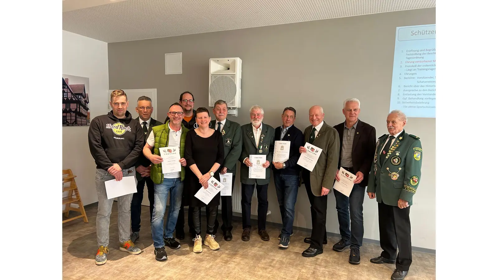 Der Vertreter des Kreisschützenverbandes Günter Kaspar (rechts) und der Vorsitzende des Schützenbundes Stadthagen Thomas Bresche (2. von links) sowie (v.l.n.r.) Jörn Bresche, Michael Kütemeier, Heiner Seidl, Heike Kütemeier, Detlev Bruns, Hans-Heinrich Munk, Wilfried Schliebs, Friedrich-Wilhelm Dehne, Joachim Behrens bei der Verleihung der Auszeichnungen.<br><br> (Foto: privat)