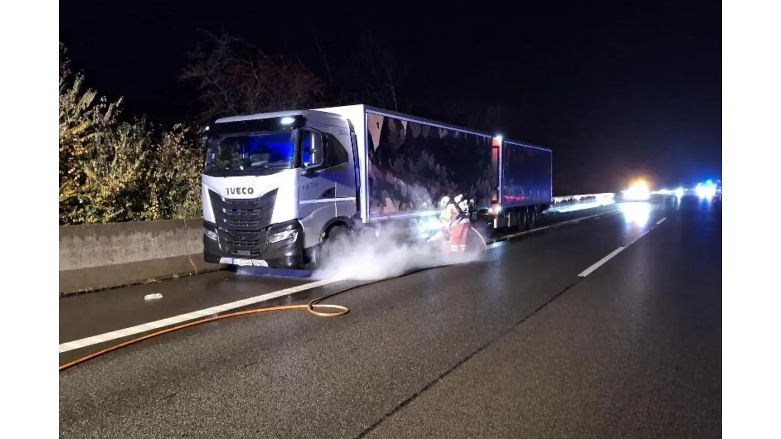 Aus einem Lkw auf der Autobahn trat LNG Gas aus. (Foto: privat)