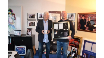 Dieter Wiesner und Sven Lampe mit dem Songtext von „Billie Jean“. (Foto: privat)