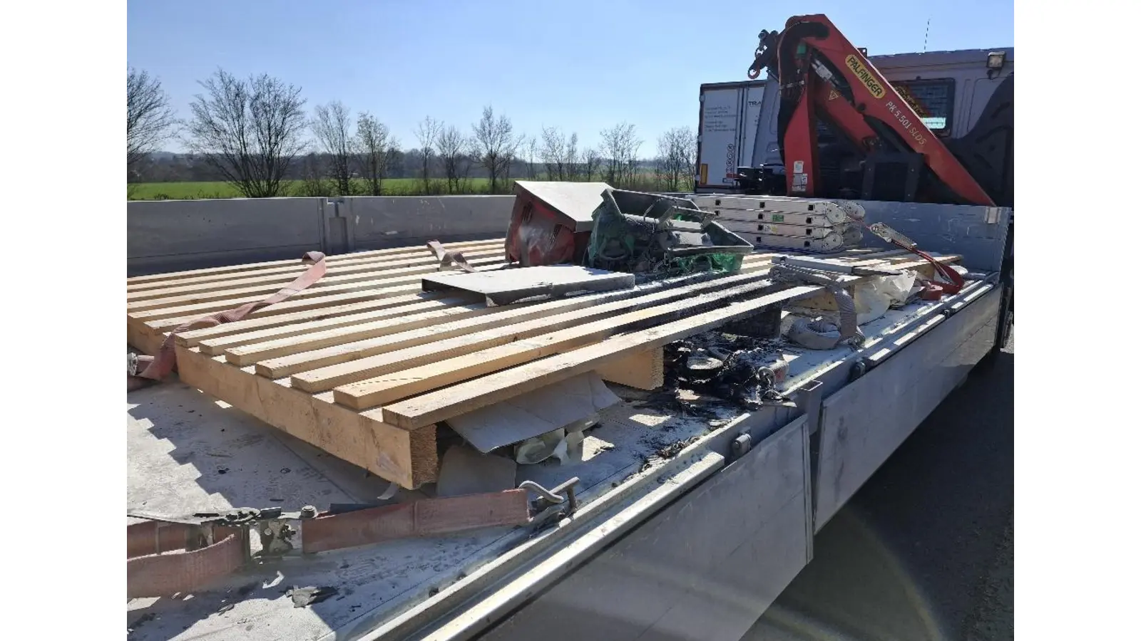 Die Ladung des Lkw musste abgelöscht werden. (Foto: privat)