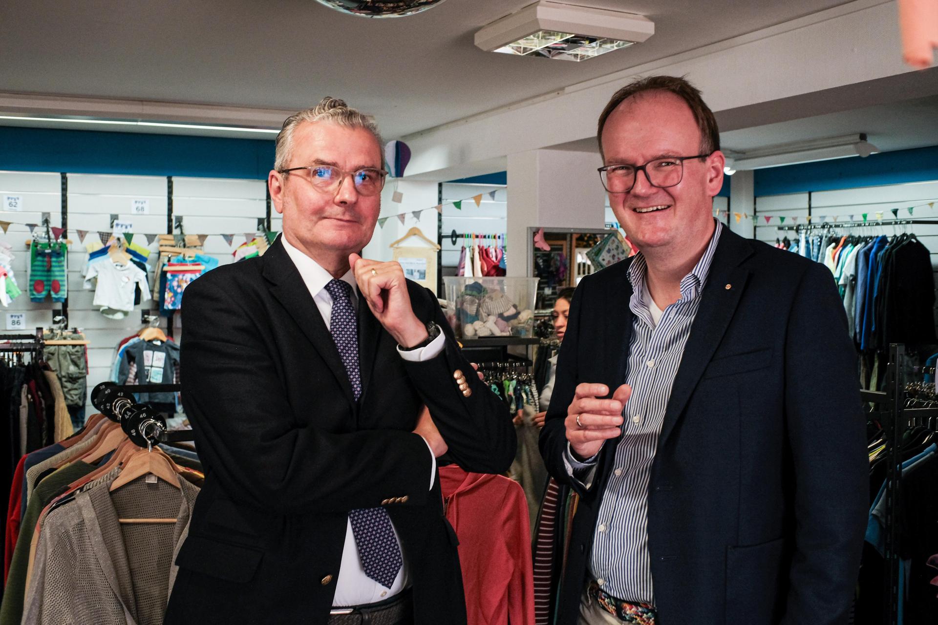 15 Jahre Kleiderladen: Hans-Joachim Lenke (li.) und Superintendent Rainer Müller-Jödicke, (Foto: Mirko Bartels)