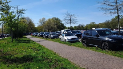 Parkchaos am 1. Mai in Steinhude: Rund 200 Strafzettel sind verteilt worden. (Foto: wb)