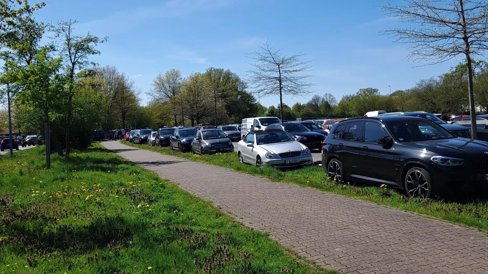 Parkchaos am 1. Mai in Steinhude: Rund 200 Strafzettel sind verteilt worden. (Foto: wb)