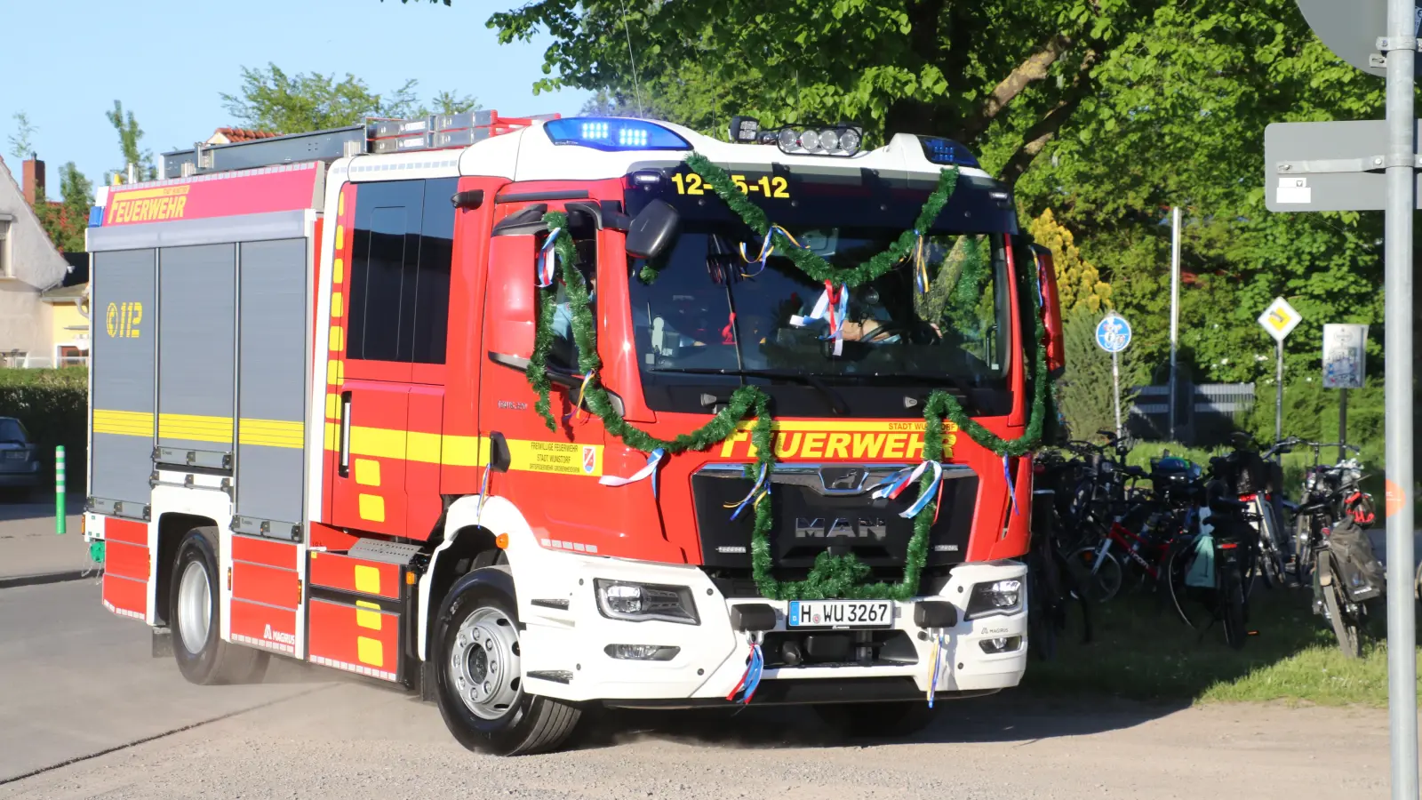 Ein Traum in Rot: Volker Kentrat und Florian Kauke kommen mit dem neuen Fahrzeug.  (Foto: gi)