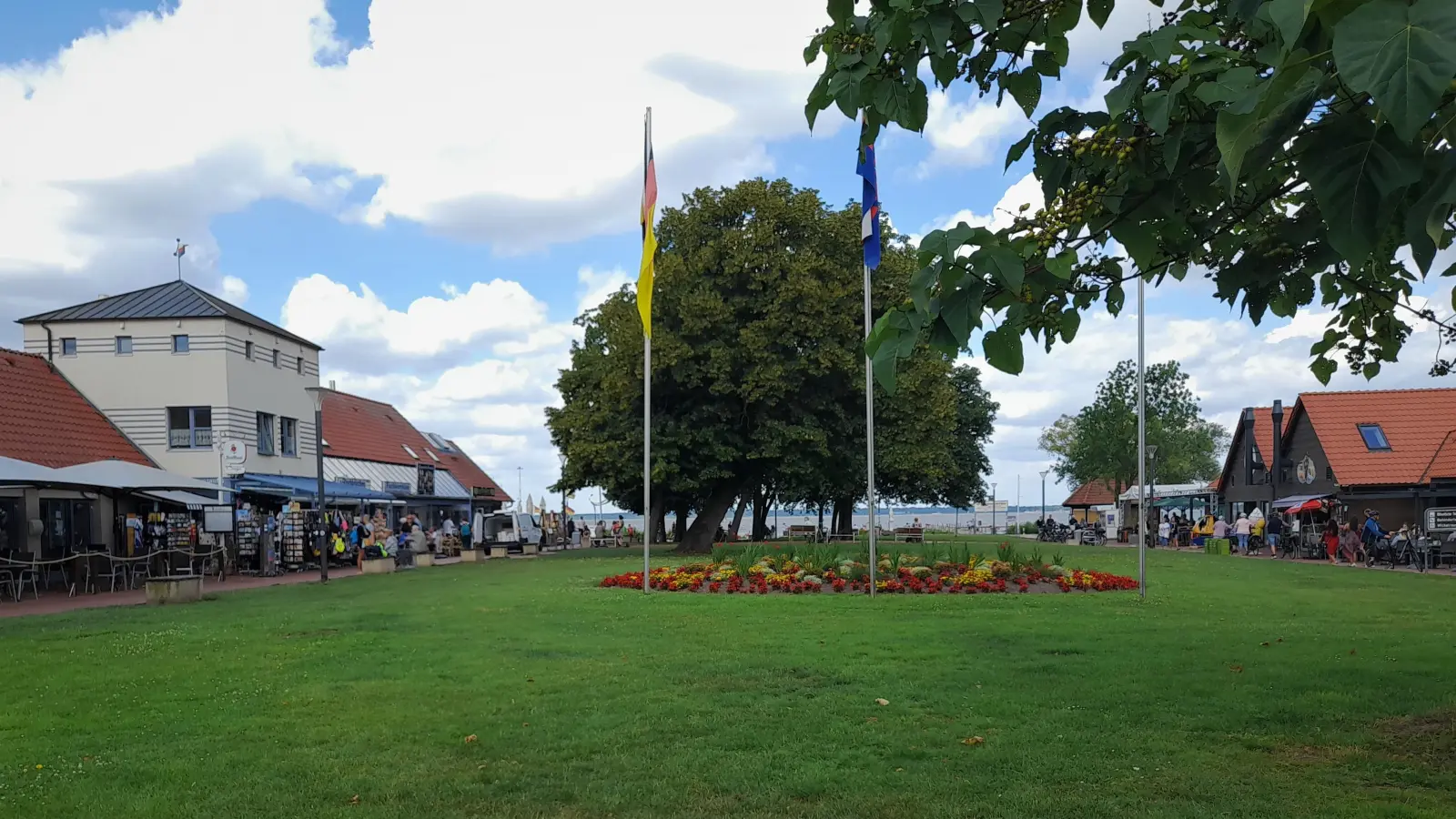 Muss unterhalten werden: Grünanlage mit Blumenrabatten. (Foto: wb)