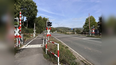 Mit Blick auf die Baustelle auf der B 238 bleibt der Bahnübergang Steinberger Straße durchgehend geöffnet. <br> (Foto: ste)