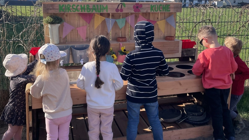 Wird gleich genutzt: Die neue Matschküche in der Kita Kirschbaum. (Foto: privat)