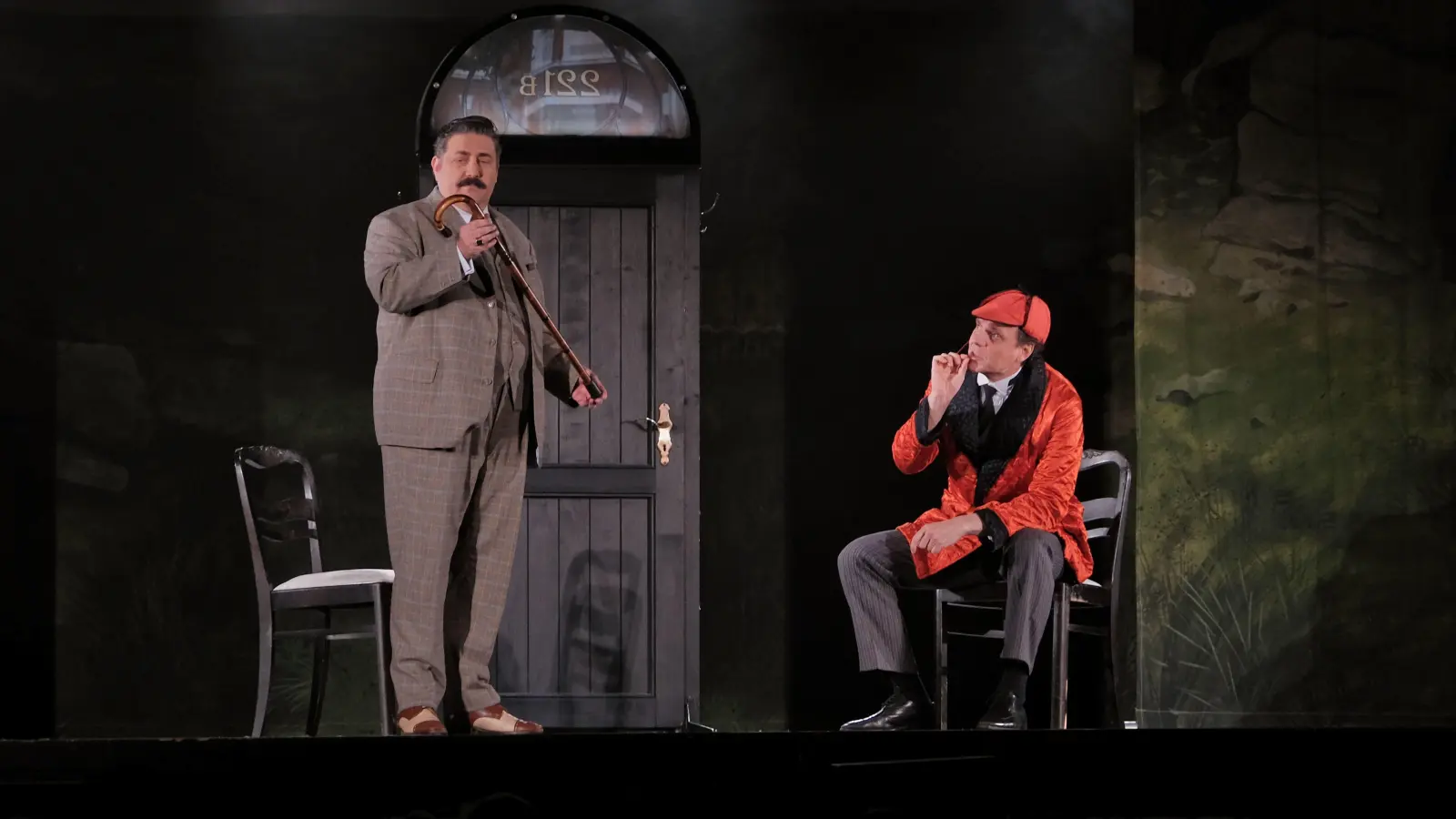 Was sagt ein Spazierstock über seinen Besitzer aus? Dr. Watson (Roland Kalweit, li.) und Sherlock Holmes (Danny Richter) sinnieren. (Foto: jb)