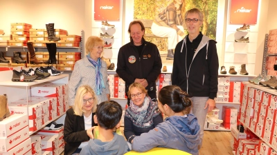 Begleiten die Schuhauswahl (v.li.): Angela Papendorf, Christine Hoffmann, Angela Klose, Frank Löffler und Michael Krause-Kaiser. (Foto: gi)