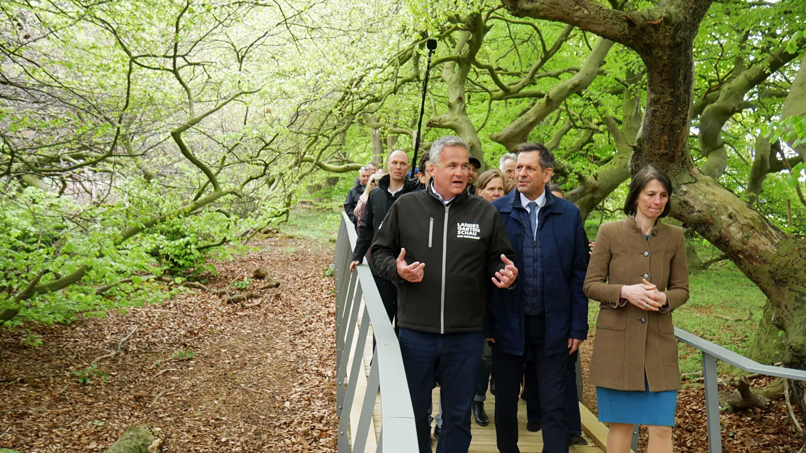 Stadtdirektor Mike Schmidt erläutert dem Ministerpräsidenten Olaf LIes (Mitte) und Ministerin Miriam Staudte den Weg durch die Süntelbuchen-Allee. (Foto: gk)