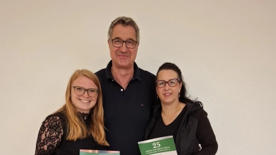 Mit Urkunden (v.li.): Christin Rennack, 1. Vorsitzender Andreas Ripphoff und Tanja Höhne. (Foto: privat)