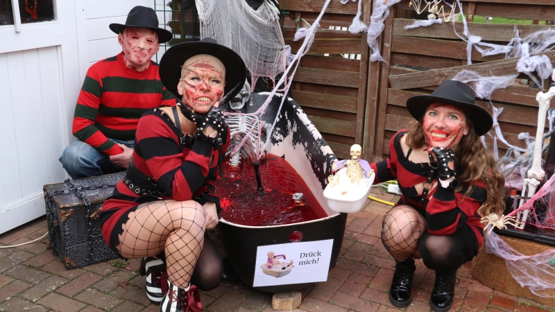 Stellen die „Blutbadewanne” vor (v.li.): Matze, Chantal und Michelle Baum. (Foto: gi)