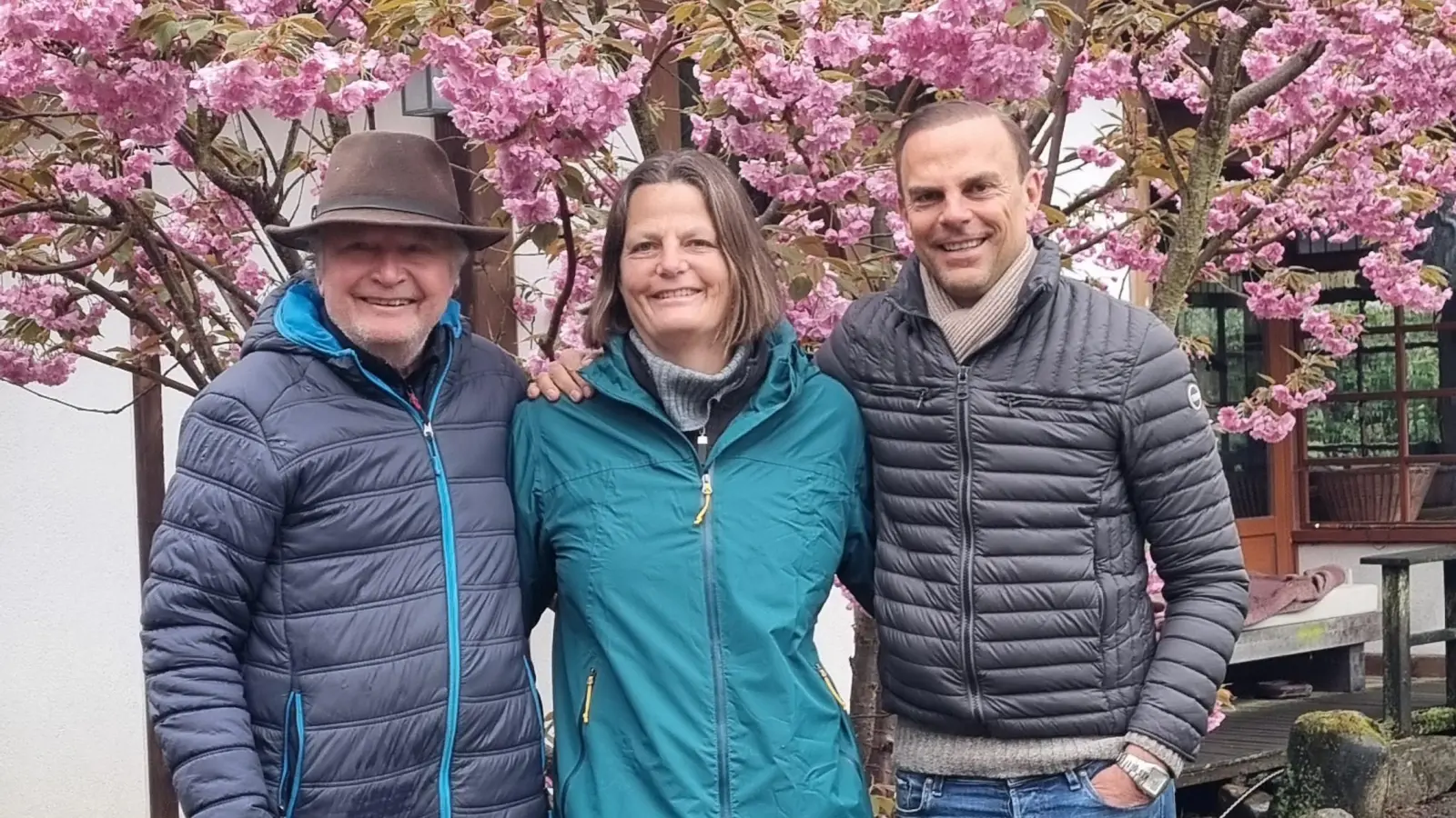 Auf dem Hof (v.li.): Bernd Hildebrandt, Gaby Neuber und Mirko Albert. (Foto: privat)