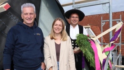Richtfest in luftiger Höhe mit (v.li.): Thomas Schulz, Maria Pape (beide Bauverein) und Geschäftsführer Thomas Hönicke von der Firma PM Bau aus Nienstädt. (Foto: gi)